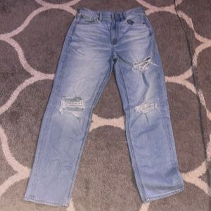 American Eagle light wash mom straight jeans. Size 2 reg.